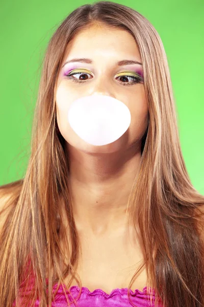 Dziewczyna Dmuchanie Bańki Big Bubble Gum — Zdjęcie stockowe