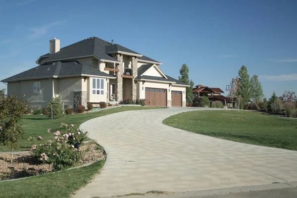 Luxury Home Large Driveway Landscaping — Stock Photo, Image