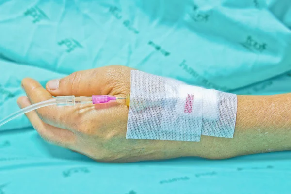 Κοντινό Πλάνο Γυναίκα Νοσηλεύεται Νοσοκομείο Αλατούχο Ενδοφλέβια — Φωτογραφία Αρχείου