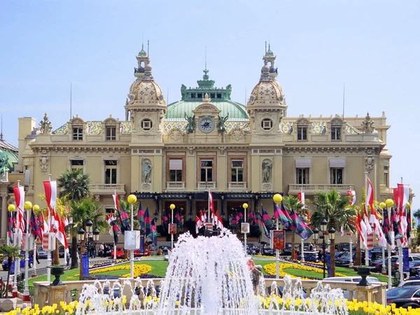 モナコ公国で世界的に有名なモンテカルロカジノ — ストック写真