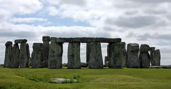 Widok Stonehenge Anglii Przeciwko Błękitnym Niebie Zielonej Trawie — Zdjęcie stockowe