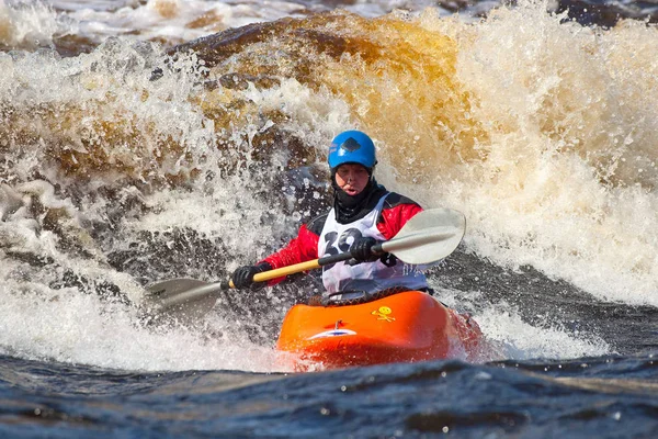 Καγιάκ Freestyle Στο Whitewater Ρωσία Msta Μάιος 2010 — Φωτογραφία Αρχείου