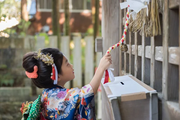 Молодая Японская Девушка Кимоно Улице Алтаря Звонит Колокол — стоковое фото