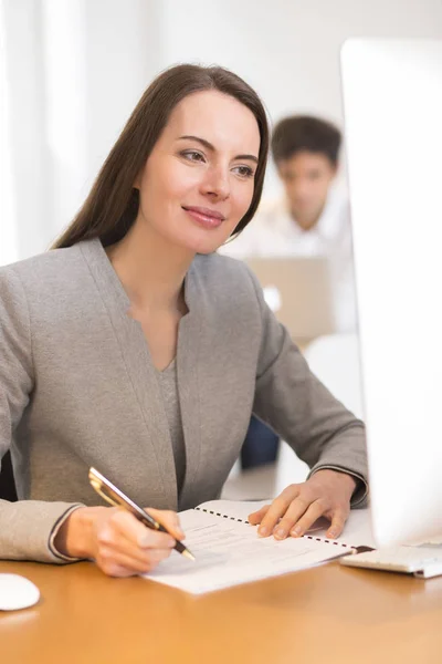 Pretty Woman Desk Computer Background Colleague — Stock Photo, Image