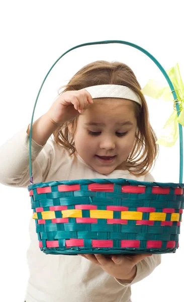 Mladá Dívka Která Dívá Velikonočního Koše Izolovaná Proti Bílému Pozadí — Stock fotografie