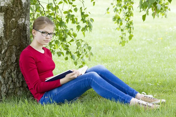 Junges Mädchen Liest Buch Park Einem Frühlingstag — Stockfoto