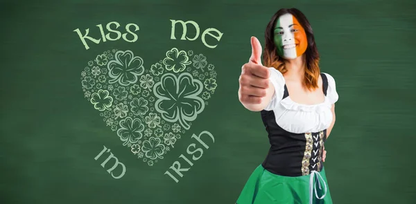 Irlandzka Dziewczyna Wyświetlono Kciuki Się Zielona Tablica — Zdjęcie stockowe