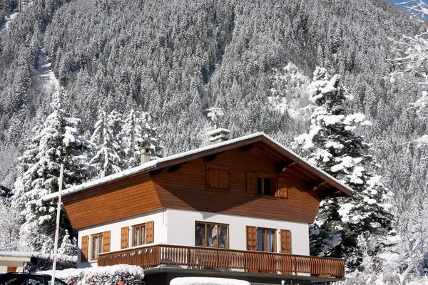 Chamonix Fransız Alpleri Dağlarında Geleneksel Alp Kabin — Stok fotoğraf