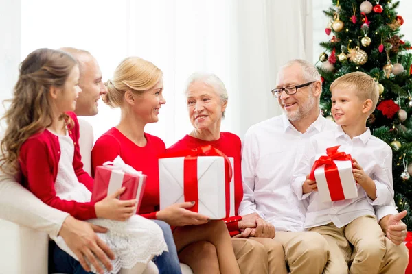 Familia Vacaciones Generación Concepto Navidad Personas Familia Sonriente Con Cajas — Foto de Stock