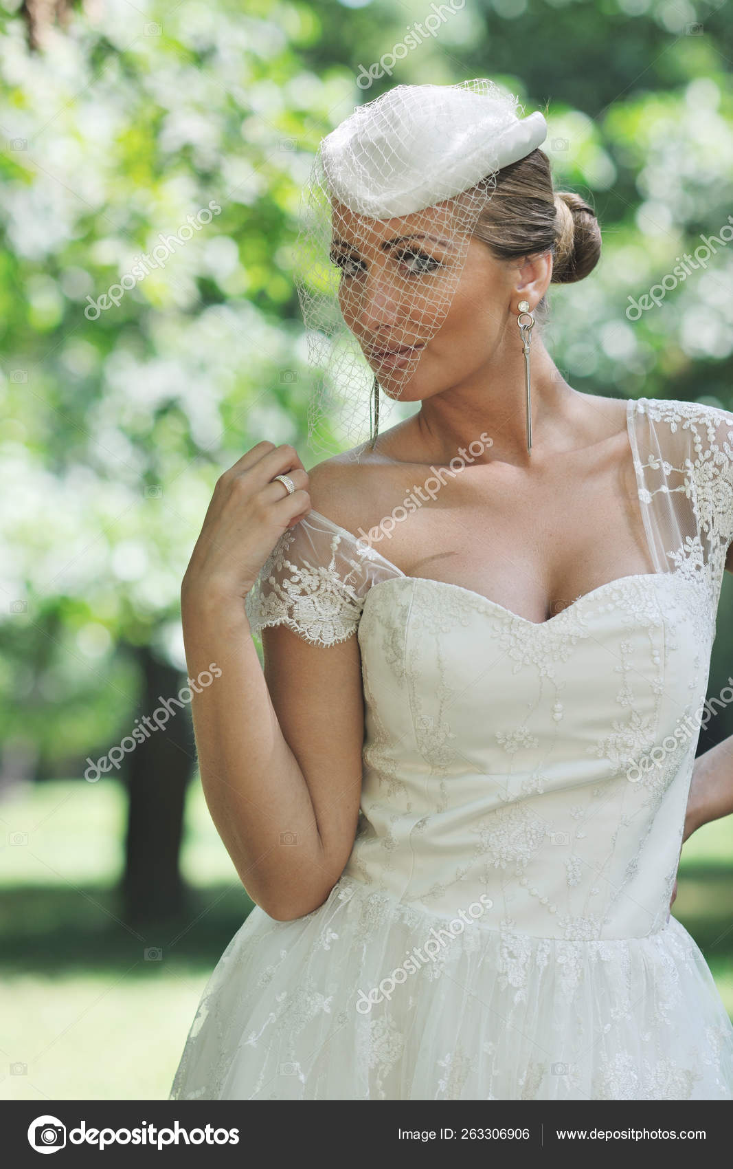 Hermosa Novia Mujer Personas Vestido Novia Moda Posando Aire Libre Foto De Stock C Yayimages 263306906