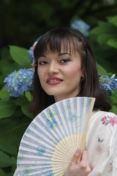 Retrato Niña Vestida Con Yukata Vestido Tradicional Japonés Sosteniendo Abanico — Foto de Stock