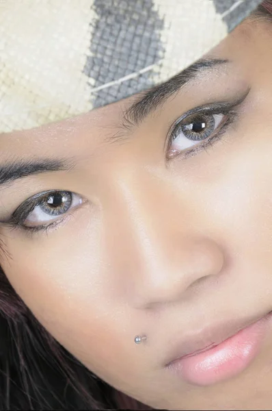 Güzel Genç Esmer Asya Kadın Bir Kamuflaj Hasır Şapka Giyen — Stok fotoğraf