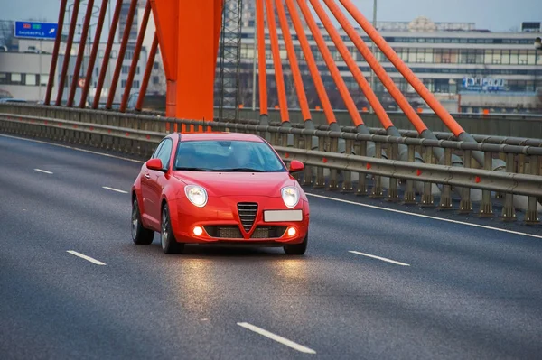 Carro Vermelho Dirigindo Cidade Ponte Cabo Riga Letónia — Fotografia de Stock