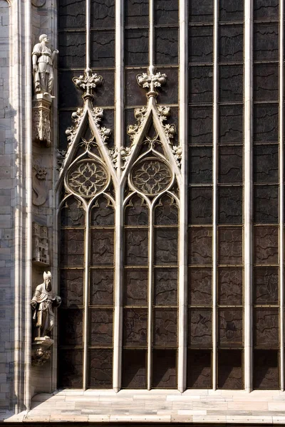 Italia Estatua Hombre Parte Delantera Iglesia Duomo Milan Rosetón — Foto de Stock