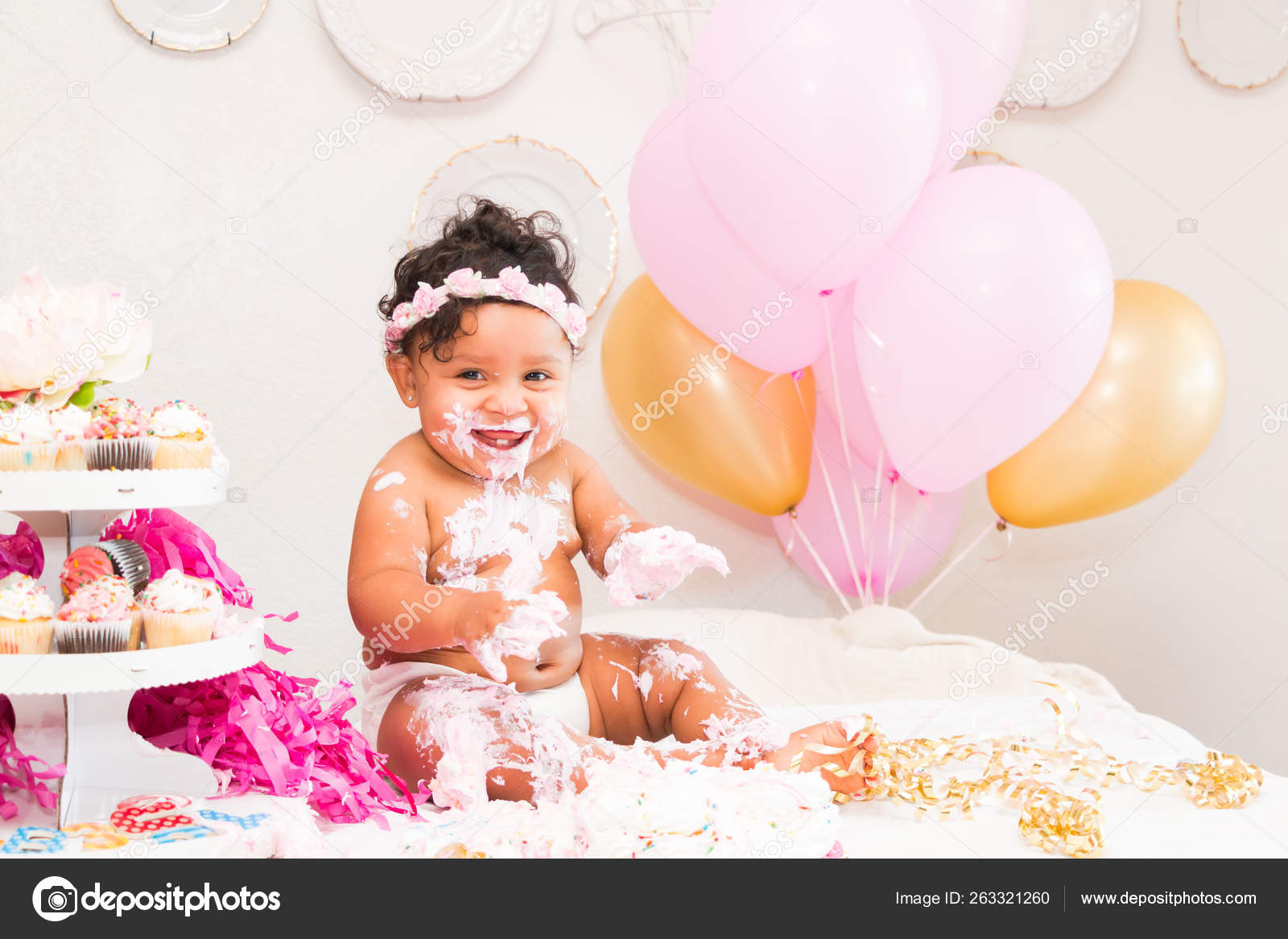 Jeune Fille Bebe Fete Son Premier Anniversaire Avec Gateau Photographie Yayimages C Jeune Fille Bebe Fete Son Premier Anniversaire Avec Gateau Photographie Yayimages C