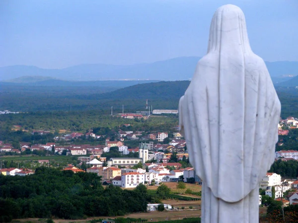 Uma Estátua Nossa Senhora Rainha Paz Com Vista Para Cidade — Fotografia de Stock