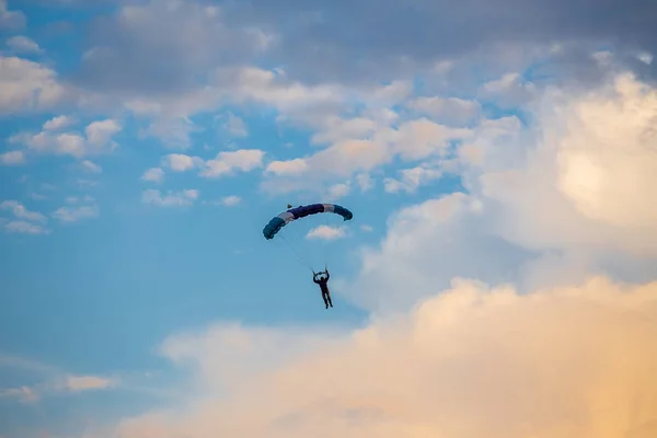 Silhouet Van Niet Geïdentificeerde Skydiver Parachutist Blauwe Hemel Zonsondergang — Stockfoto