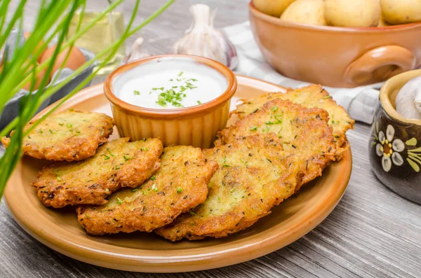 Kartoffelpuffer Mit Käse Und Knoblauch Saure Sahne Dip — Stockfoto