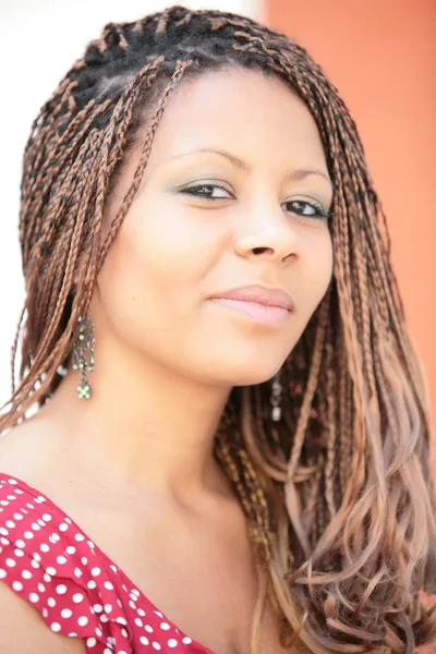 Крупним Планом Портрет Усміхненої Африканської Дівчини Екзотичною Зачіскою — стокове фото