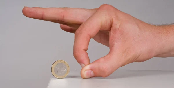 Niño Jugando Con Una Moneda Una Mesa — Foto de Stock