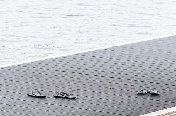 Sandálias Pretas Uma Doca Barco Passeio Longo Lago — Fotografia de Stock