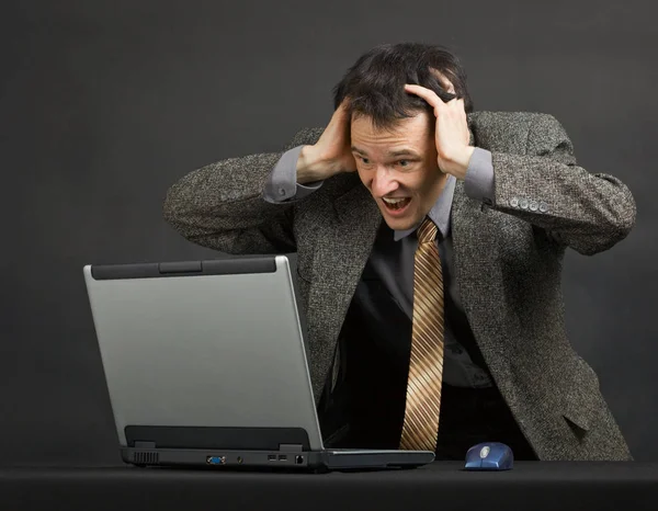 Joven Grita Desesperado Mirando Pantalla Computadora — Foto de Stock