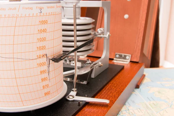 Barograph Een Houten Kist Met Deksel Open — Stockfoto