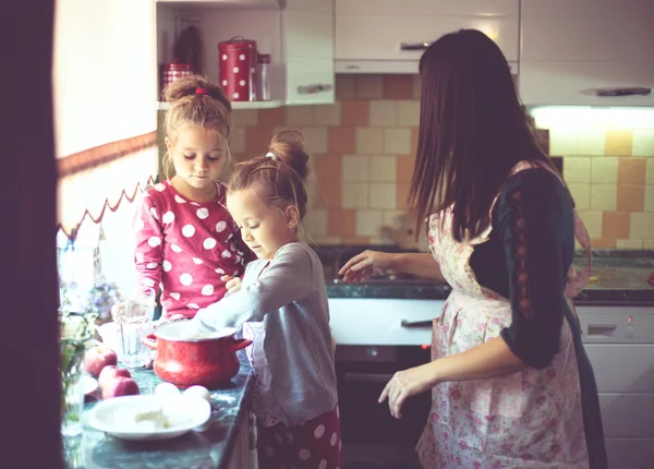 Mãe Com Seus Anos Idade Crianças Cozinhar Torta Férias Cozinha — Fotografia de Stock