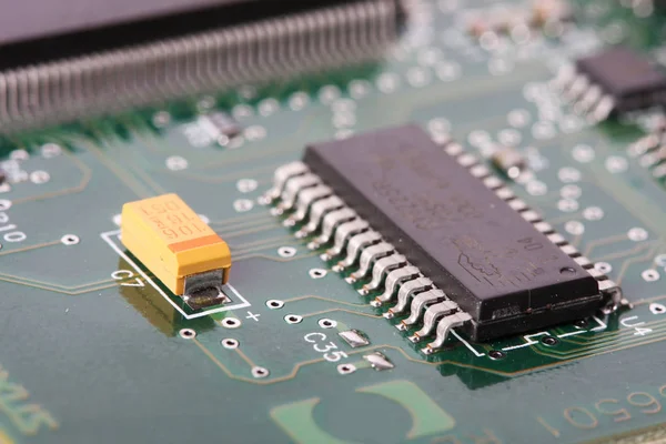 Primo Piano Hardware Elettronico Chip Silicio Una Scheda Verde — Foto Stock