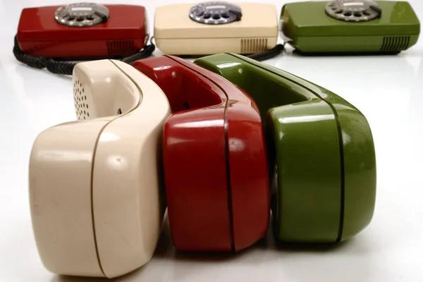 Telefones Retro Coloridos Simbolizando Conferência Trabalho Equipe Rede — Fotografia de Stock