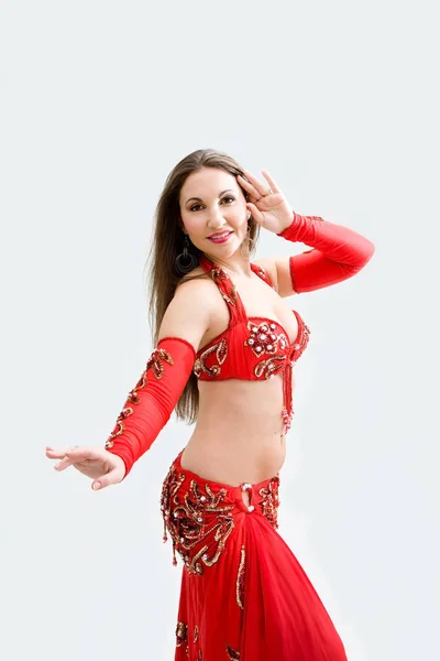 Hermosa Bailarina Del Vientre Traje Rojo Aislada — Foto de Stock