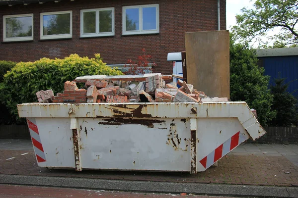 Loaded Dumpster Construction Site Home Renovation — Stock Photo, Image