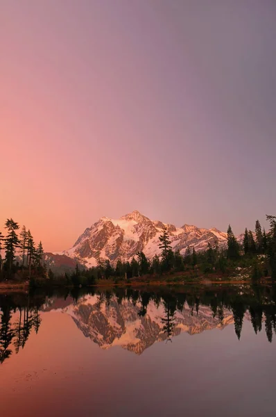 Gambar Vertikal Gunung Shuksan Dengan Cahaya Alpine Setelah Matahari Terbenam — Stok Foto
