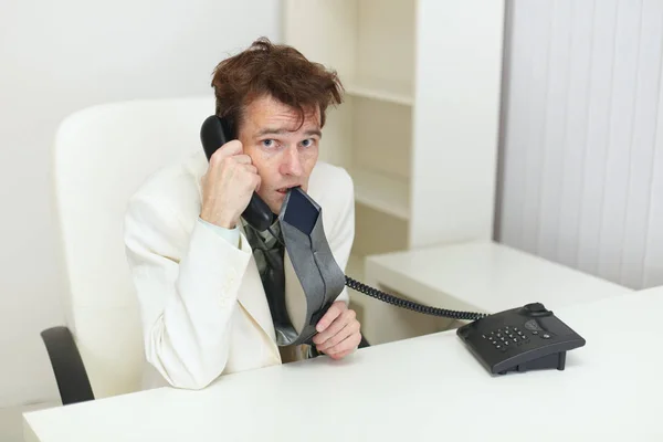 Zavaros Kócos Ember Beszél Telefonon Rág Egy Döntetlen — Stock Fotó