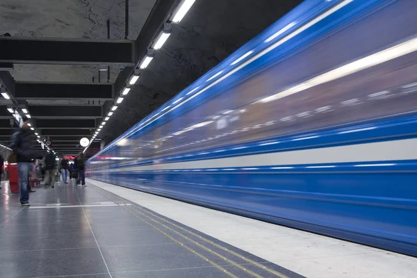 Personas Borrosas Avanzando Estación Metro —  Fotos de Stock