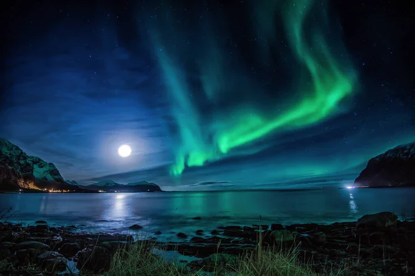 Aurora Borealis Pełnia Księżyca Vareidet Wyspie Flakstad Lofoten — Zdjęcie stockowe