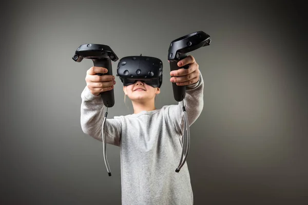 Schattige Kleine Kind Meisje Spelen Spel Virtual Reality Bril Twee — Stockfoto