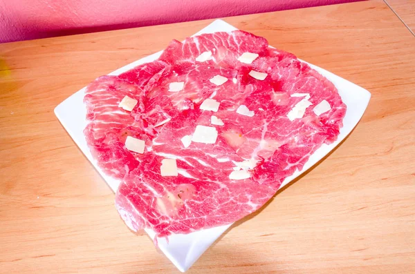 Plat Blanc Avec Carpaccio Boeuf Parmesan Sur Socle Bois — Photo