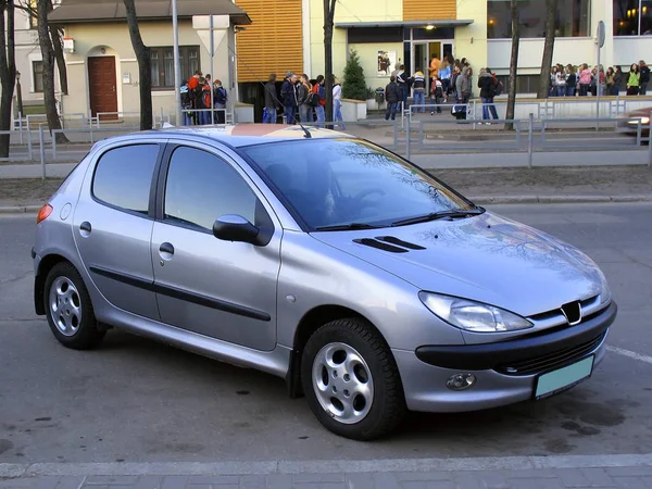 Pequeno Carro Estacionado Perto Clube Nihgt — Fotografia de Stock