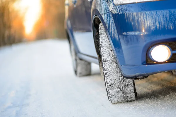 Carro Azul Com Pneus Inverno Estrada Nevado Conduzir Conceito Seguro — Fotografia de Stock