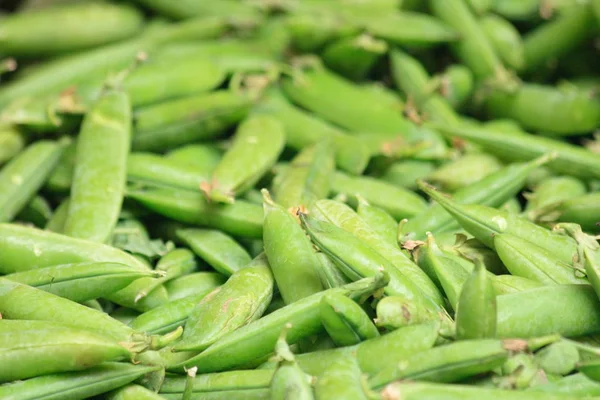 非常に素晴らしい自然な背景として緑色のエンドウ豆 — ストック写真