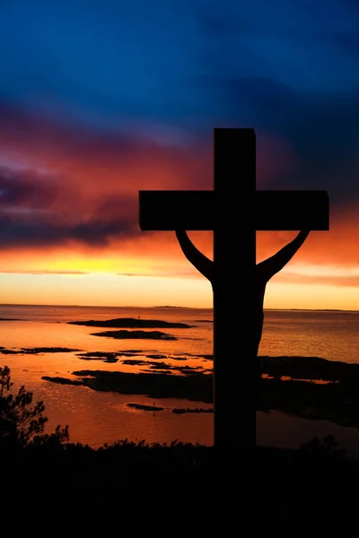 Ein Kreuz Bei Sonnenuntergang Auf Dem Ozean — Stockfoto