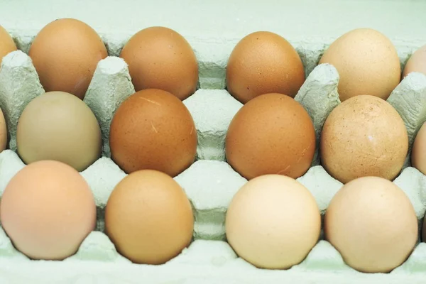 Свежие Куриные Яйца Различных Размеров Цвета Зеленой Яйцеклетке — стоковое фото