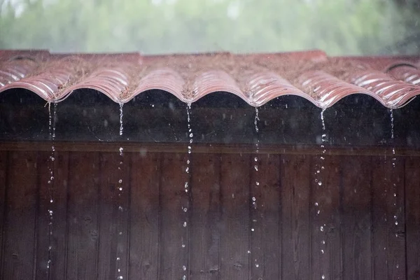Κάτω Από Βροχή Πτώση Από Την Ταράτσα — Φωτογραφία Αρχείου