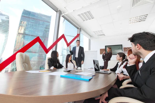 Los Empresarios Discuten Flecha Roja Del Crecimiento Los Ingresos Reunión — Foto de Stock