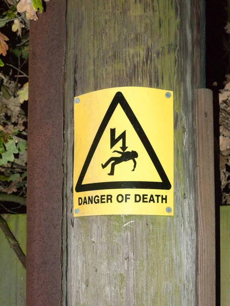 Pericolo Giallo Morte Cartello Sicurezza Fuori Polo Elettrico Shock Essex — Foto Stock