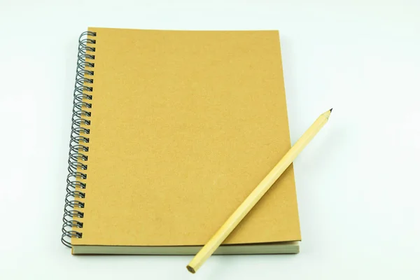 Cerrar Cuaderno Con Lápiz Sobre Fondo Blanco — Foto de Stock