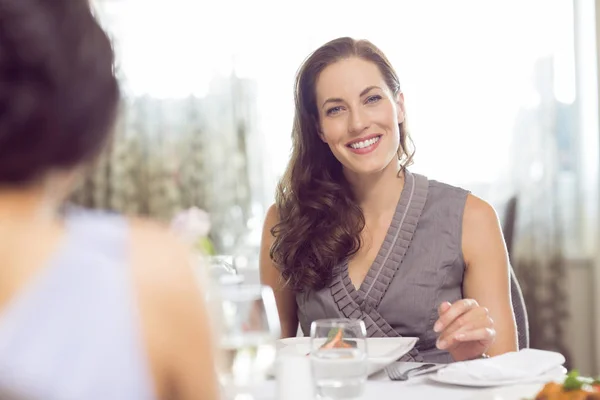 Retrato Una Hermosa Joven Sonriente Sentada Mesa Comida — Foto de Stock