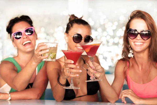 Las Mujeres Jóvenes Felices Con Bebidas Que Divierten Cafetería — Foto de Stock
