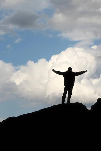 Een Silhouet Van Een Man Voor Blauwe Hemel Waardoor Een — Stockfoto